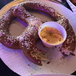 Pretzel w beer cheese