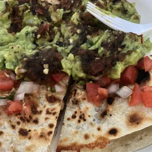 Quesadilla de asada y al pastor con guacamole y salsa
