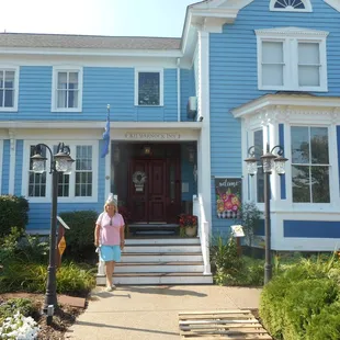 Nice picture of the Inn but note the empty pallet left in the walkway.