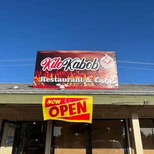 8 to 8 everyday, except Fridays, when the family does catering.