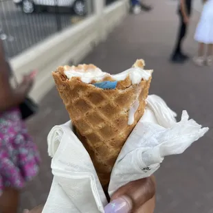a hand holding an ice cream cone