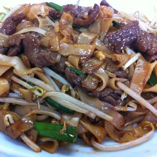 Stir-Fried Beef Chow Fun Party Tray