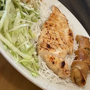 Vermicelli with chicken and egg roll