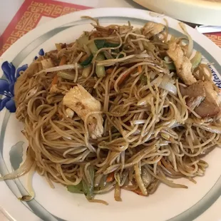 Soft noodles with shrimp, bbq and chicken