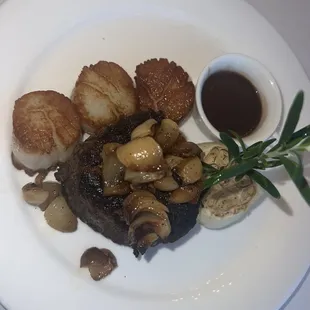 Filet with Scallops and Onions