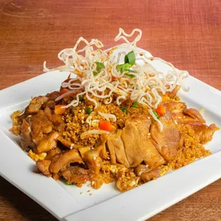Chaufa de Quinoa- Quinoa with scrambled egg, green onion, mung bean sprout, red bell pepper with chicken in a Thai sauce.