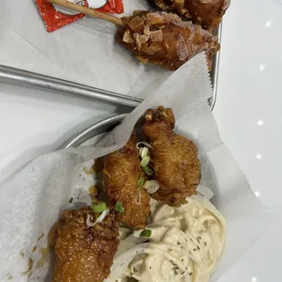 food, chicken wings and fried chicken