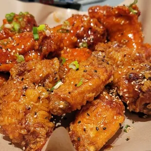 Medium order of chicken 1/2 garlic and other half sassy korean   came out fast and hot.