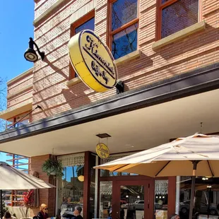 the outside of a coffee shop