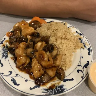 Chicken teriyaki, mushrooms, fried rice, sweet carrots and white sauce.