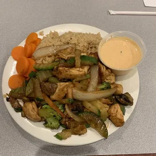 Chicken hibachi, mixed vegetables, fried rice, sweet carrots and white sauce.