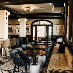 Bar and lounge area (photos by @lindenmckay)