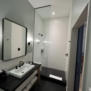 Essential King bathroom.