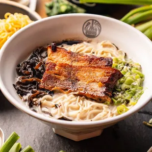 Black Tonkotsu is amazing edition to our Tonkotsu collections. Taste the taste of original Kin no Tori Tonkotsu broth.