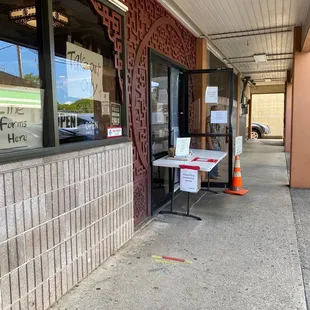the outside of a restaurant