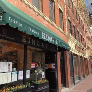 the outside of a restaurant