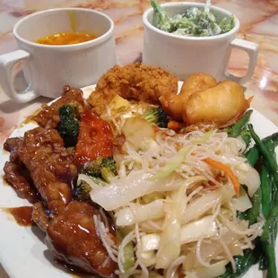 These noodles are awesome! The addictive cheesy broccoli is in the top right bowl.