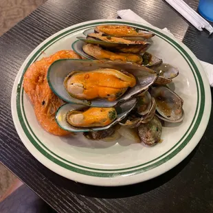a plate of mussels and clams