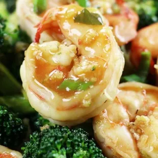 shrimp and broccoli with sauce