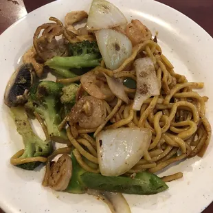 Today's hibachi creation... Lo mein with chicken shrimp, peppers onions and broccoli with Mongolian sauce