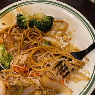 a plate of noodles and broccoli
