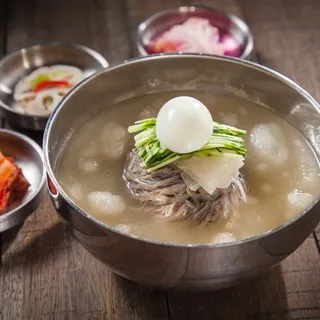 Buckwheat Noodles in chilled beef broth ()