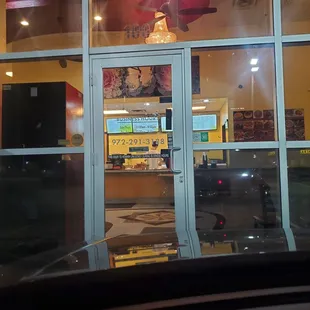 the front entrance of a fast food restaurant
