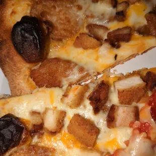 Buffalo chicken pizza with no buffalo, so this is fried chicken pizza with no sauce
