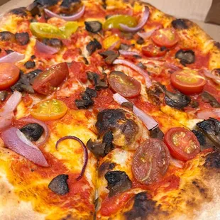 Build your own: GF dough, red onions, cherry tomatoes, mushrooms, no cheese