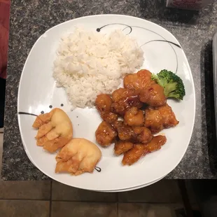 General Tso&apos;s Chicken, white rice and Crab Rangoon.
