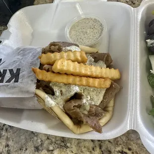 Gyros sandwich &amp; Sauce- Tzatziti