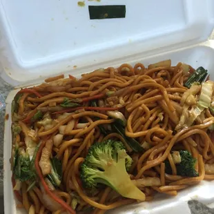 Vegetable lo mein, tasty!