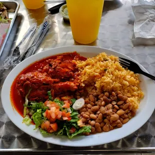 Pollo en chile colorado con arroz y frijoles