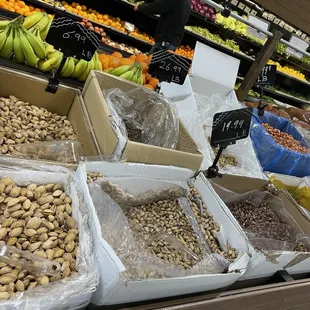Raw pistachios of varying kinds