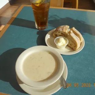 bread and clam chouder