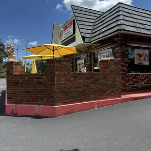 the outside of a restaurant
