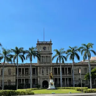 11/1/2021 It feel strange or weird to NOT see any tour busses or visitors at the Judiciary Museum or at the Kamehameha Statue.