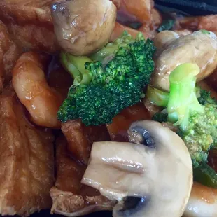 Shrimps with bean curds (fried tofu) and garlic brown sauce. The broccoli and mushrooms didn&apos;t come with my order.