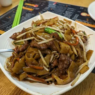 Beef Chow Fun - 4 stars. Very soft meat, soft rice noodles, crunchy bean sprouts. This was great. Sat dinner 2023-10-28