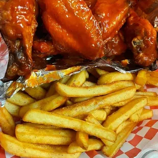 food, chicken wings and fried chicken