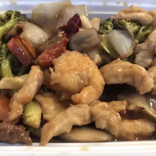 SPECIALTIES: FIVE "O" Chicken, beef, pork, shrimp, &amp; scallop with fresh vegetables in garlic sauce.