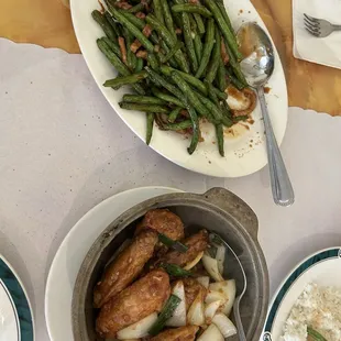 String bean with chicken and chicken wing clay pot.