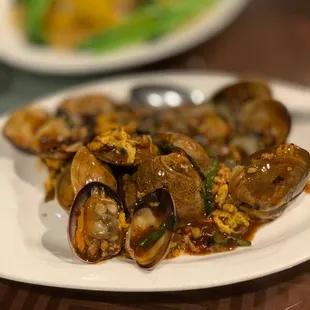 Clans with black bean sauce and eggs (spicy)