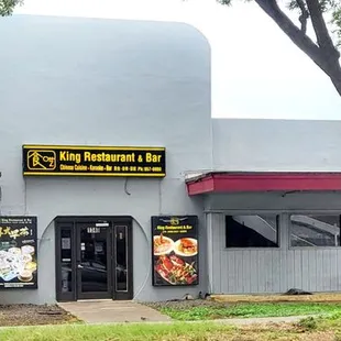 King Restaurant &amp; Bar front entrance off of Kapiolani Blvd. See the improvised homeless shelter to the right of the restaurant entrance?