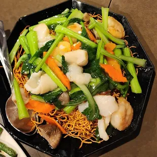 Seafood on crispy noodles