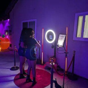 The lighting is great for selfies. You can adjust it to bright or dim. Yaaaaaaas