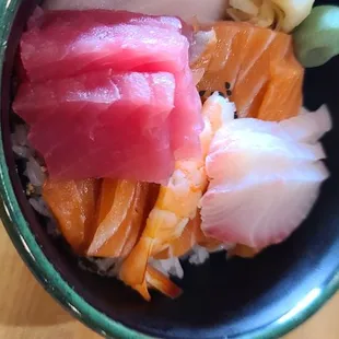 Chirashi-Don (Assorted fish rice bowl)