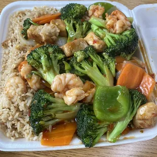 Kung Pao Combination- the portion is wonderful, flavor is perfect. Gotta taste their fried rice, YUM!