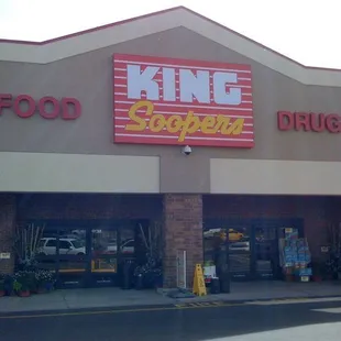 the front of a king soopers store