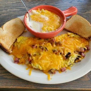 a plate of breakfast food